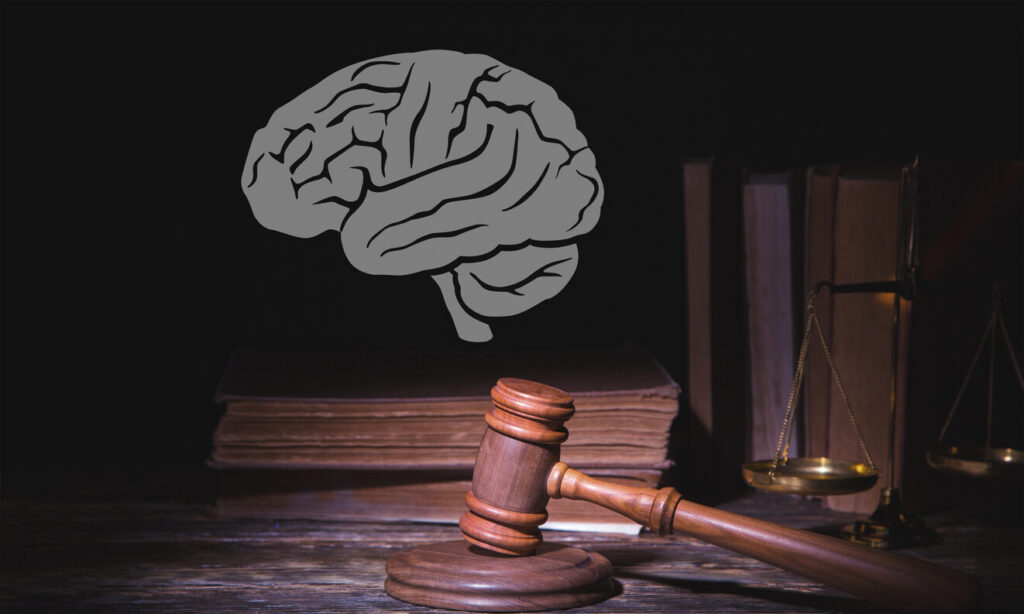 brain image and gavel on the table
